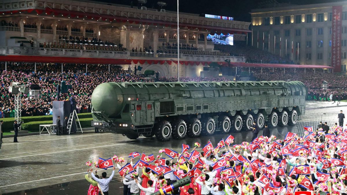 Kim Jong-un muestra músculo en el desfile por el 80 aniversario del partido sin la presencia de Xi y Putin