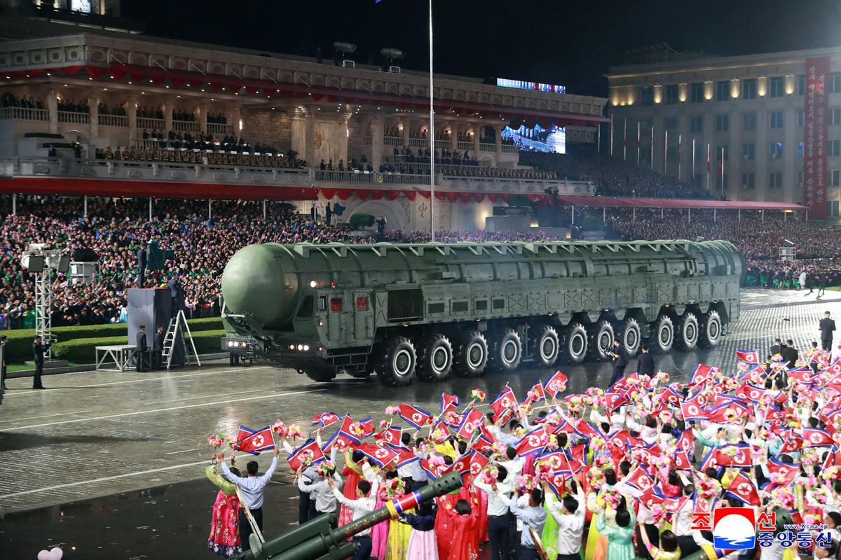 El nuevo misil intercontinental norcoreano Hwasong-20, durante el desfile militar con motivo del 80 aniversario del Partido de los Trabajadores.