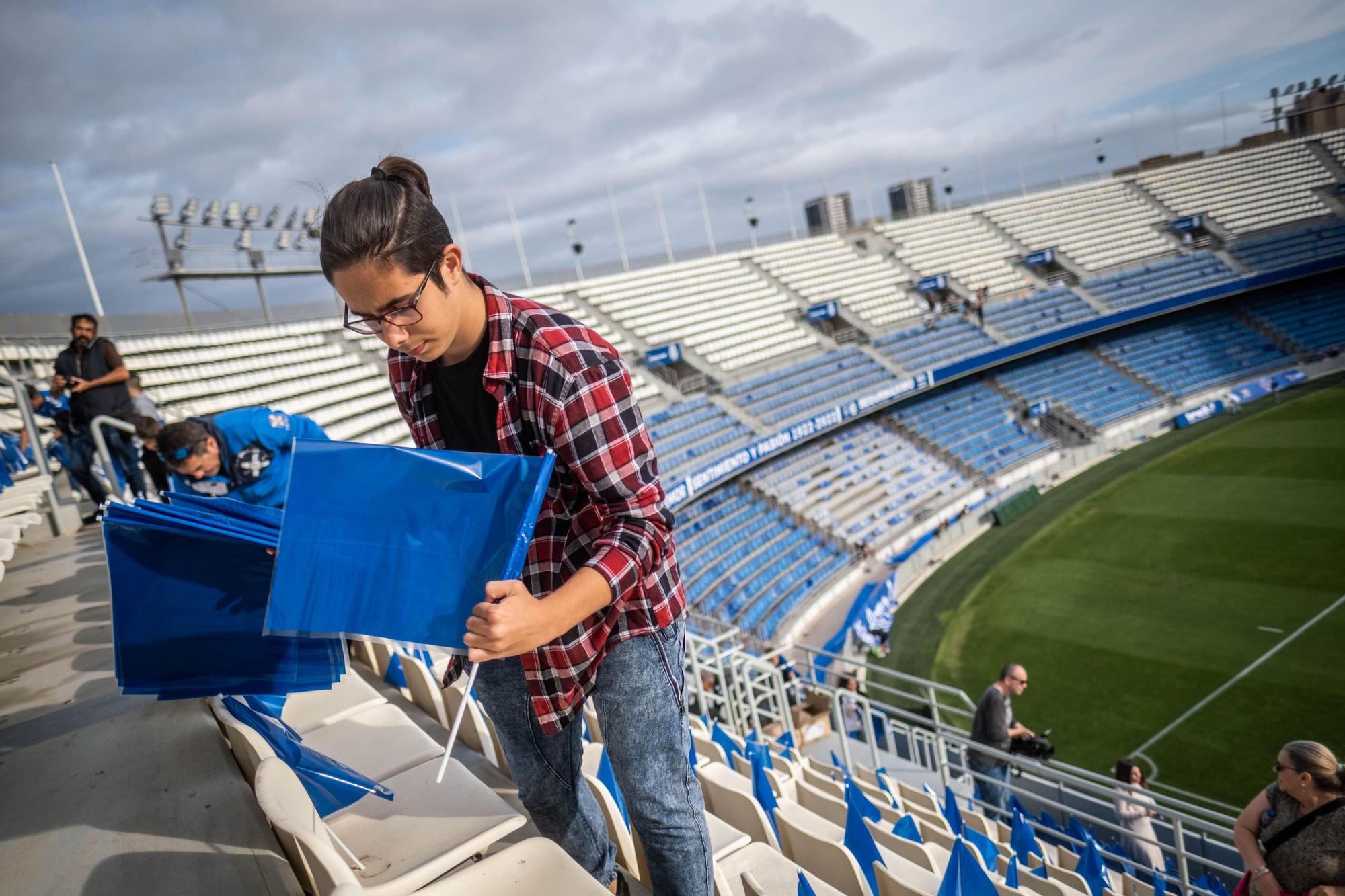 Preparación del tifo gigante para el partido CD Tenerife - UD Las Palmas