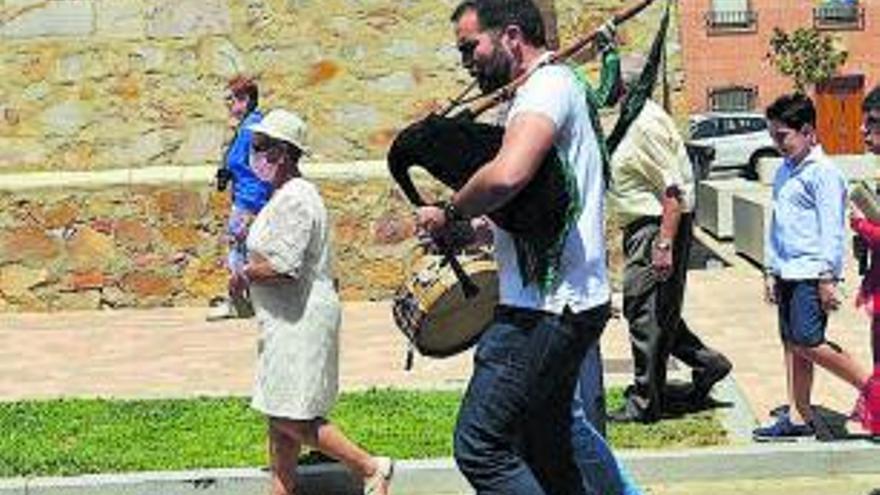 Los Gaiteros Colino amenizaron parte del recorrido procesional por Santa Cristina. | E. P.