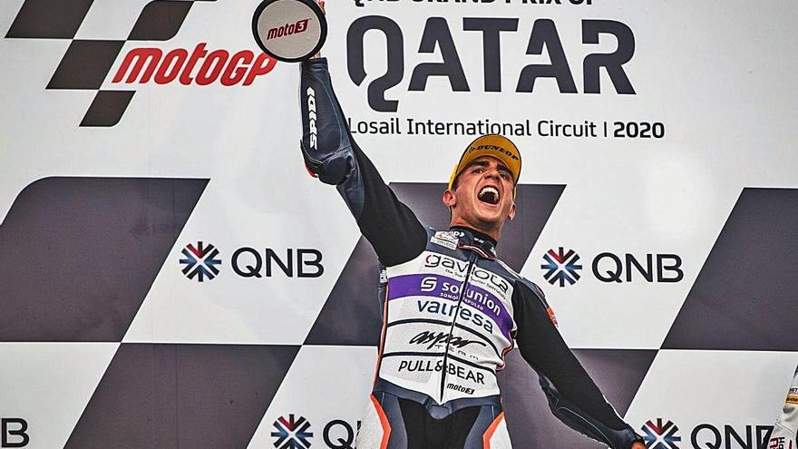 Albert Arenas celebrant la victòria al GP de Qatar.