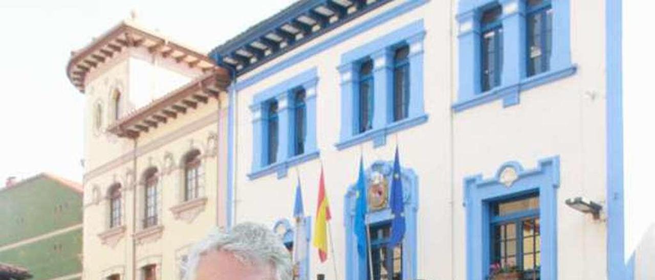 Laureano Víctor García, ante el Ayuntamiento de Grado.