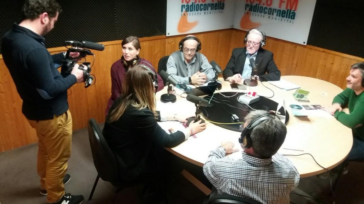 Los reporteros del programa 'O país máis grande do mundo' de Televisión de Galicia entrevistando a los miembros de 'Siempre en Galicia' en Ràdio Cornellà.