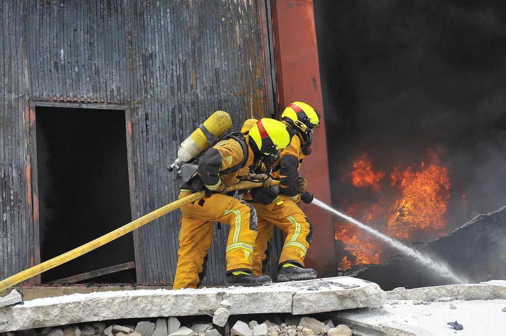 El fuego arrasa una nave con caucho en Crevillent