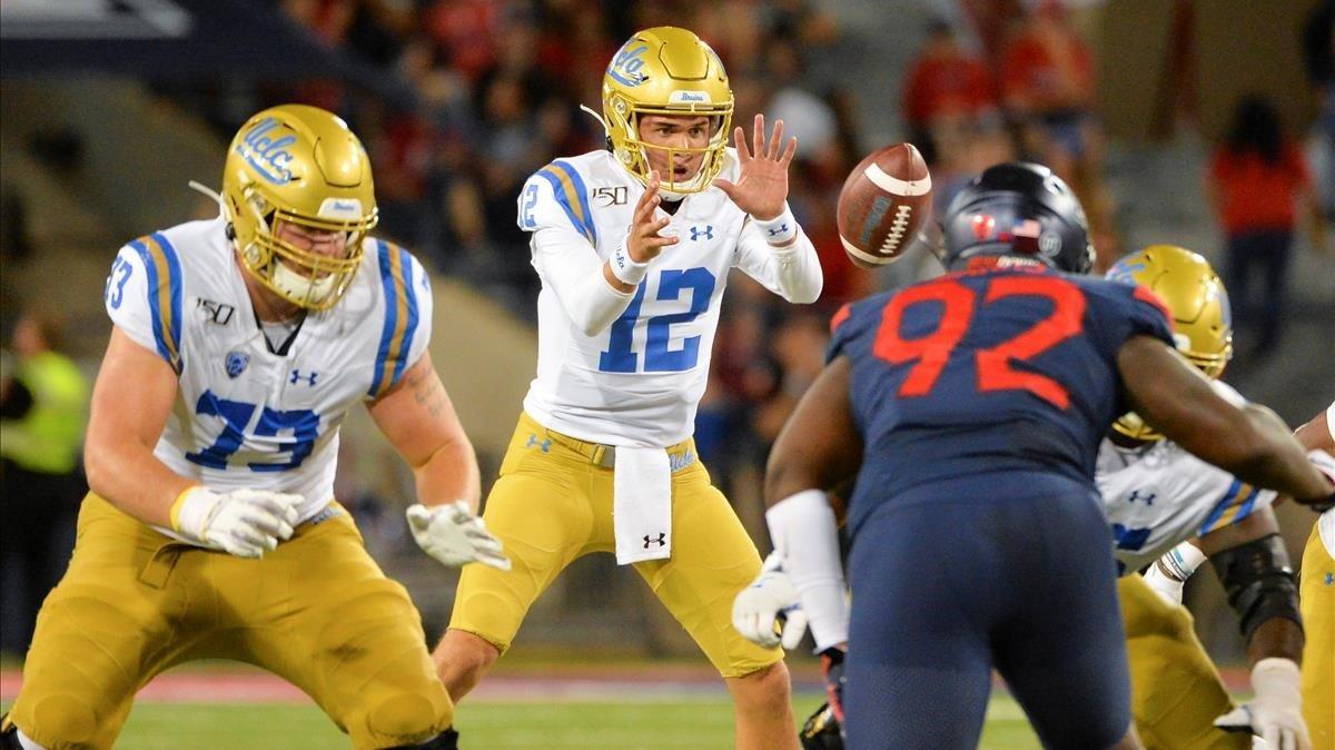 Escena de un partido de fútbol americano de la NCAA de la universidad de UCLA. Escena de un partido de fútbol americano de la NCAA de la universidad de UCLA.