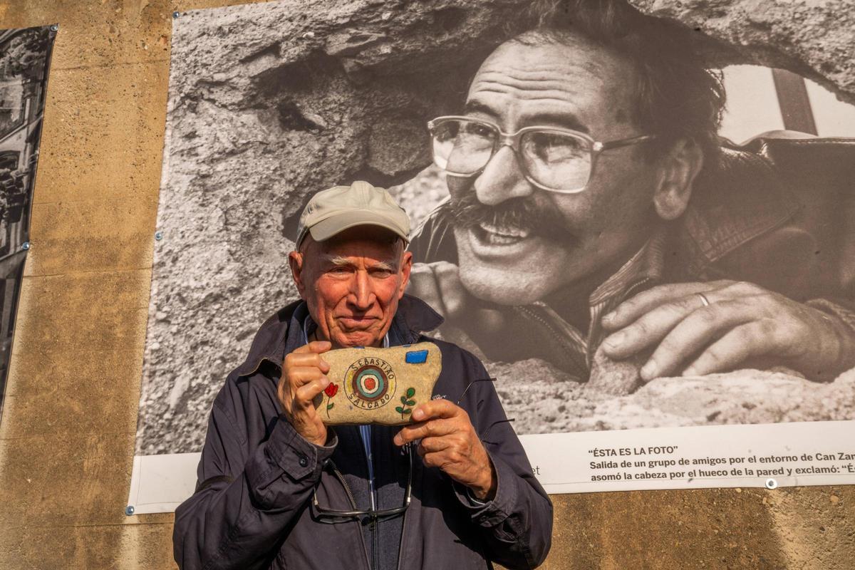 El fotógrafo brasileño Sebastiao Salgado ha recibido el I Premio Joan Guerrero. Catalunya Mirades Solidàries ha celebrado un homenaje póstumo al fotógrafo Joan Guerrero en Santa Coloma de Gramenet. La asociación ha inaugurado una exposición de Guerrero en el Parc Fluvial del Besòs. El fotógrafo brasileño Sebastiao Salgado ha recibido el I Premio Joan Guerrero. Catalunya Mirades Solidàries ha celebrado un homenaje póstumo al fotógrafo Joan Guerrero en Santa Coloma de Gramenet. La asociación ha inaugurado una exposición de Guerrero en el Parc Fluvial del Besòs.