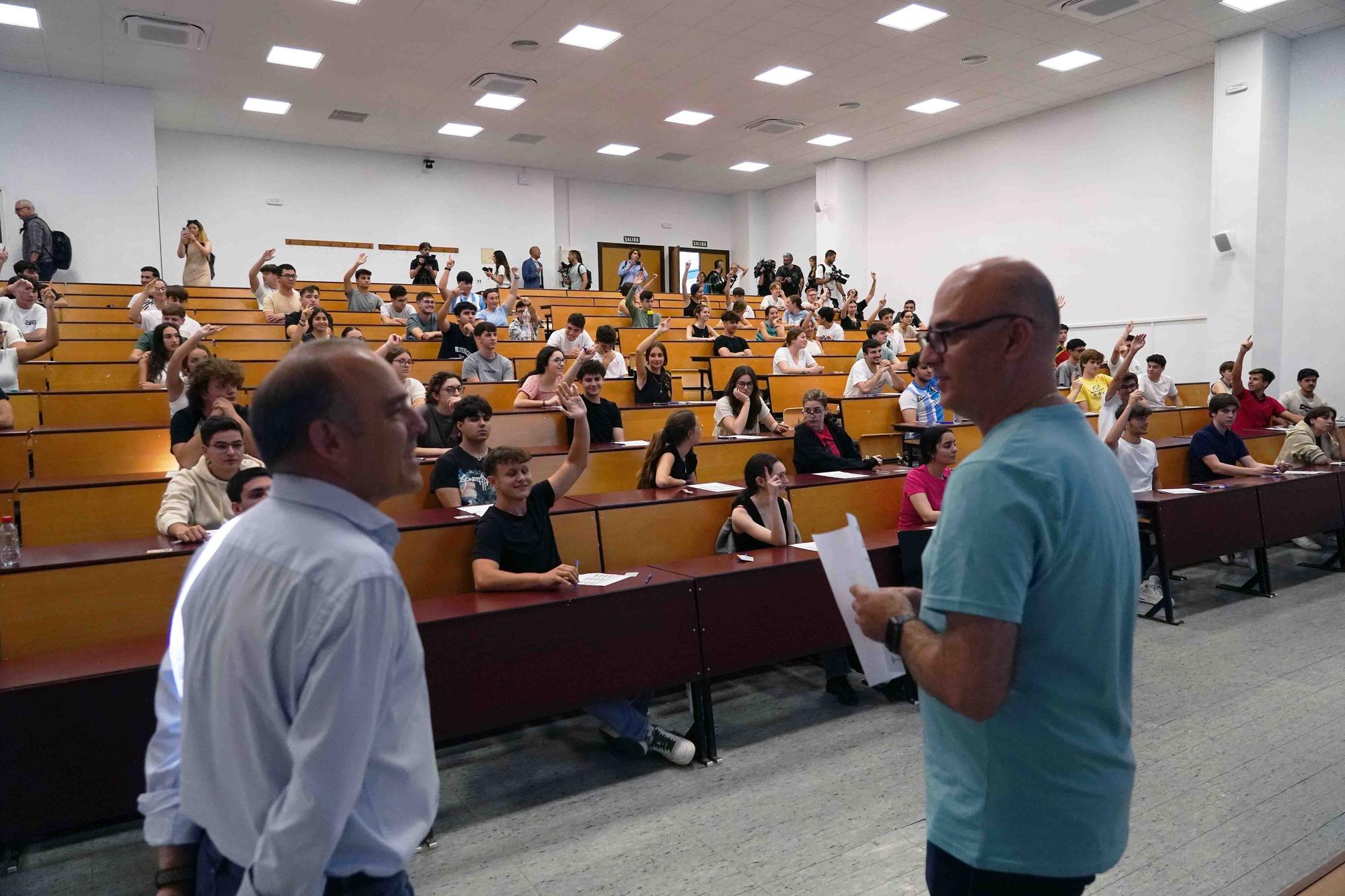 Estudiantes en el comienzo de las pruebas de la PEvAU (Selectividad), en la Universidad de Málaga.