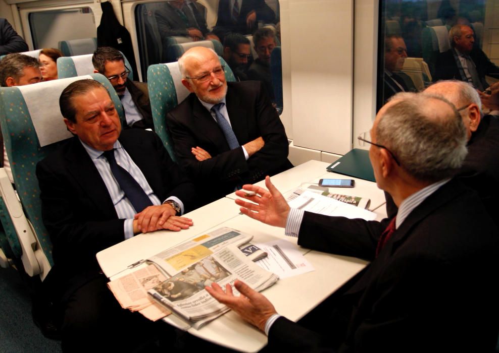 Vicente Boluda y Juan Roig, conversan en el tren que los lleva a la cumbre por el corredor mediterráneo.