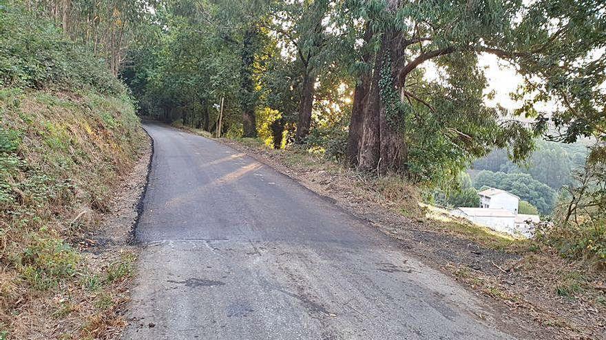 Tramo de la pista de Sabrexo asfaltado recientemente.