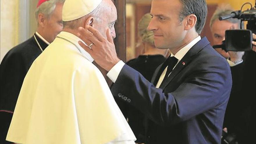 El presidente francés visita al Papa en plena crisis migratoria