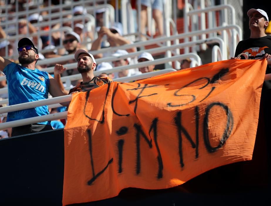 Pancartas contra Peter Lim en Mestalla