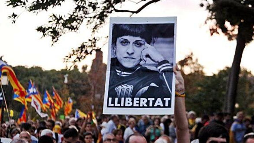 Un cartell amb la cara d&#039;Anna Gabriel durant la manifestació convocada per la Plataforma 1 d&#039;octubre