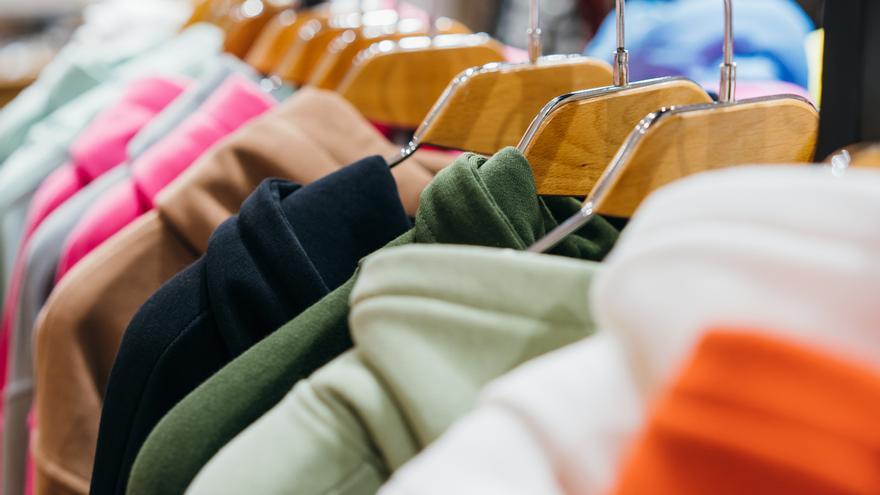 Olvídate de la secadora: el método japonés para secar la ropa dentro de  casa sin humedades