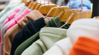 Las tiendas no quieren que lo sepas: Una dependienta revela por qué deberías lavar la ropa después de comprarla