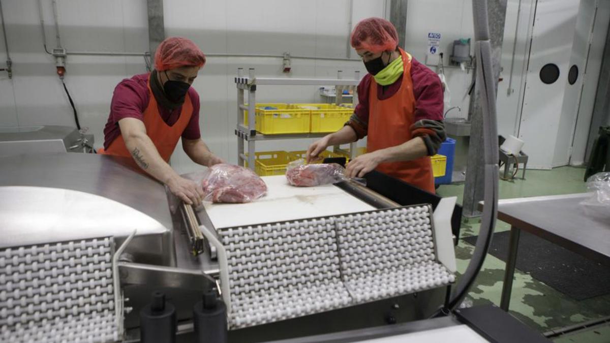 Trabajadores del complejo empaquetando piezas de carne.