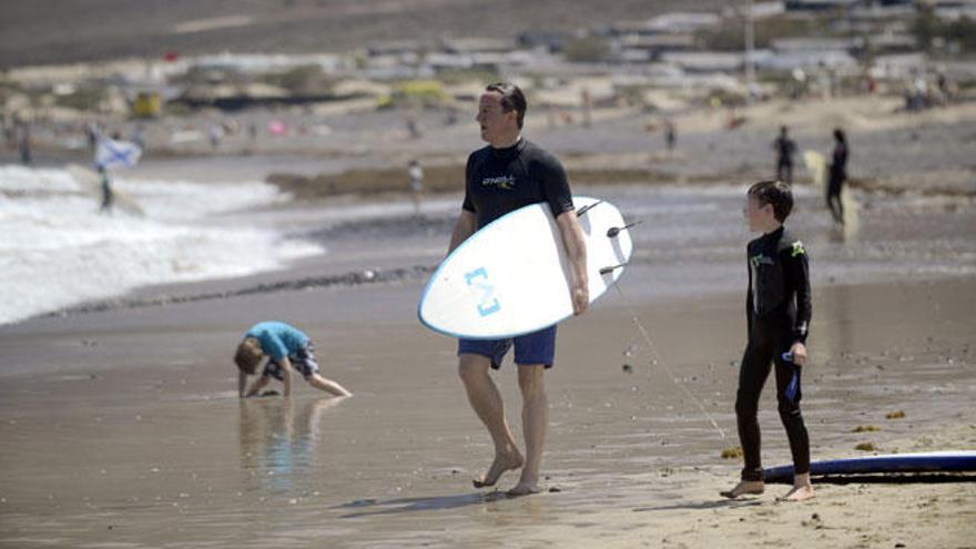 David Cameron y su familia en la playa
