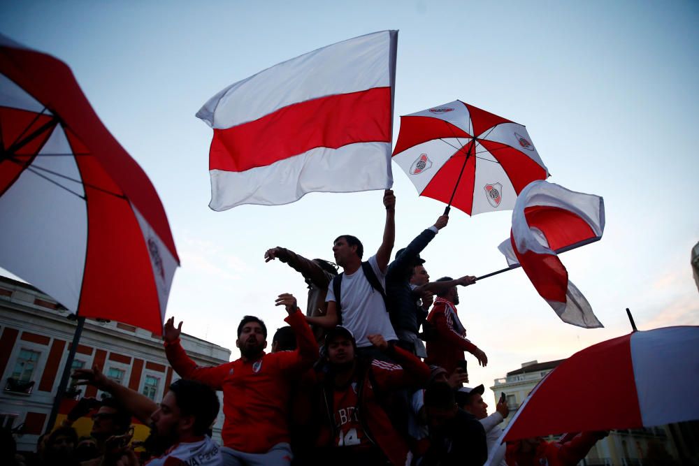 Las aficiones de River y Boca llenan Madrid