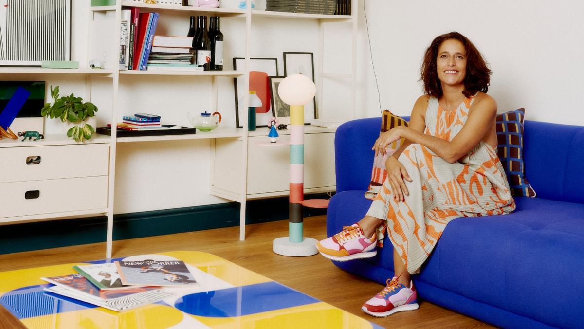 La ilustradora Malika Favre con las 'sneaker' 'City' que ha diseñado para Hoff.