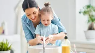 Cómo convertir a tus hijos en tus aliados para limpiar la casa según Marie Kondo