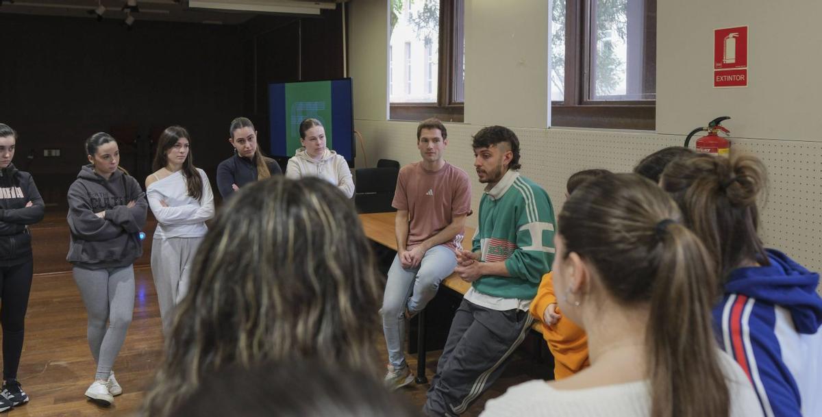 Artur Puga, trasladando os seus coñecementos ós estudantes da UVigo. | ROI CRUZ