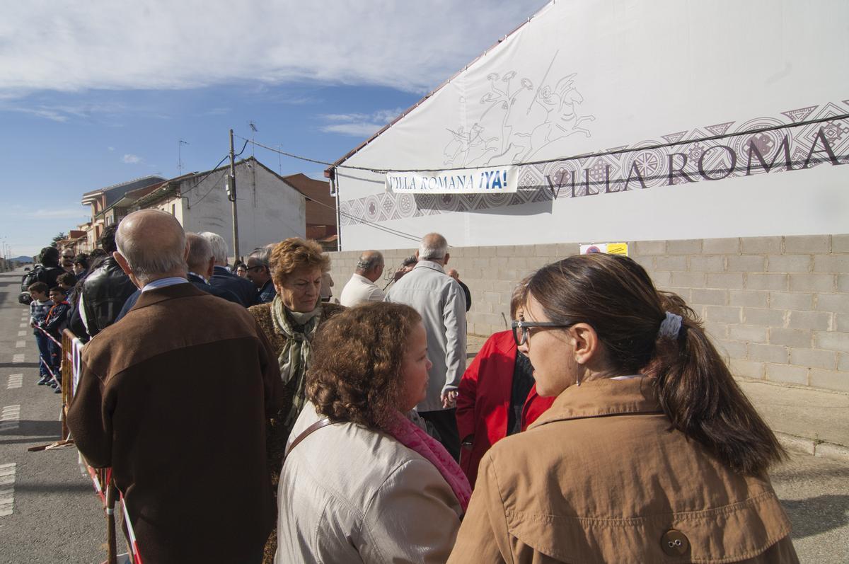 Otra imagen del exterior de la villa romana de Camarzana de Tera durante la concentración vecinal de 2014.