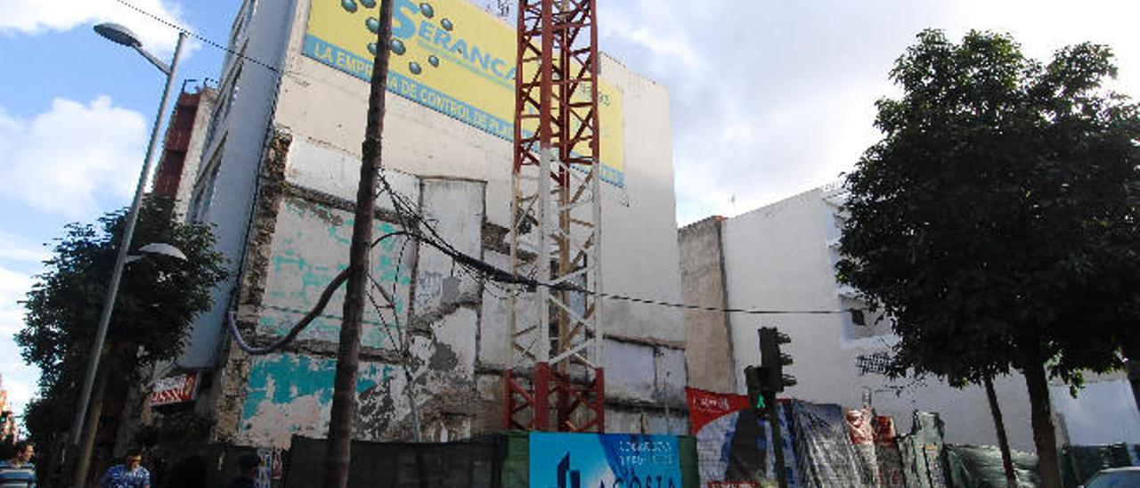 Imagen de las obras de un nuevo edificio en la calle León y Castillo.