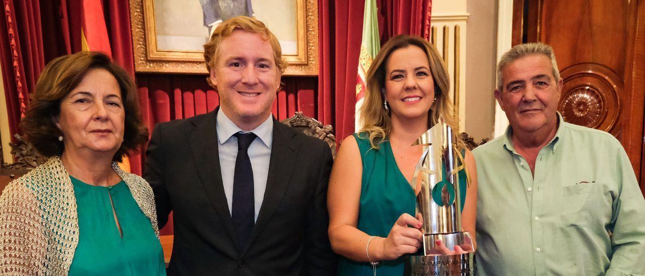 La cantaora de Gévora Esther Merino, recibida por el alcalde de Badajoz tras ganar la Lámpara Minera