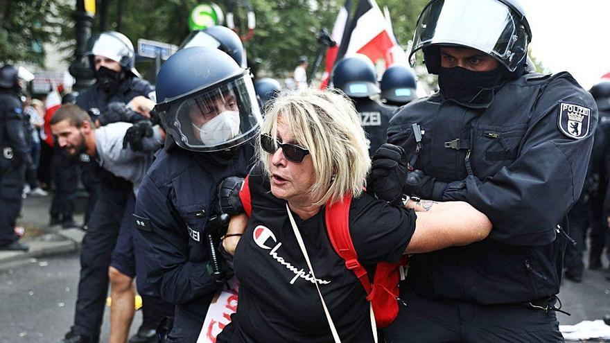 La policia alemanya arresta una manifestant ahir a Berlín.