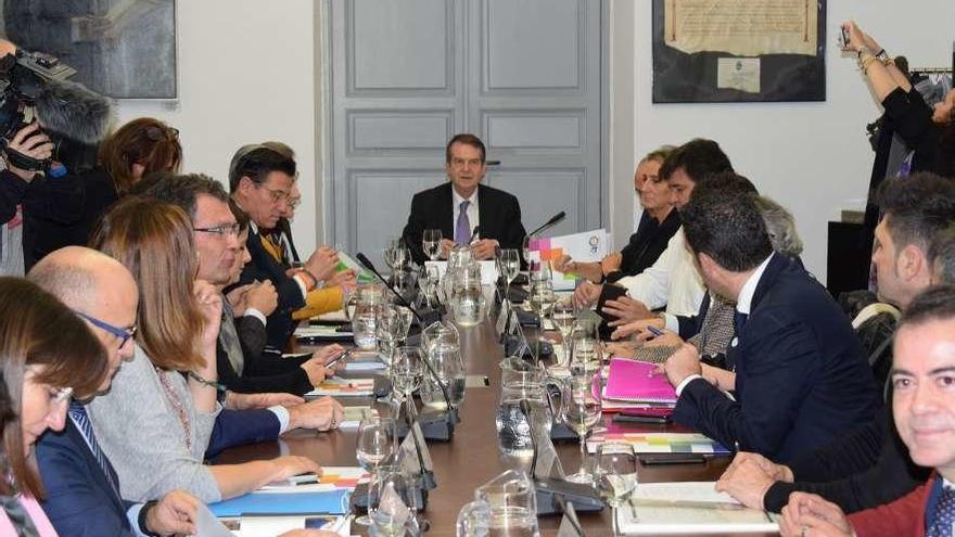 Caballero, centro, preside la junta de gobierno de la FEMP, ayer en Madrid. // FdV