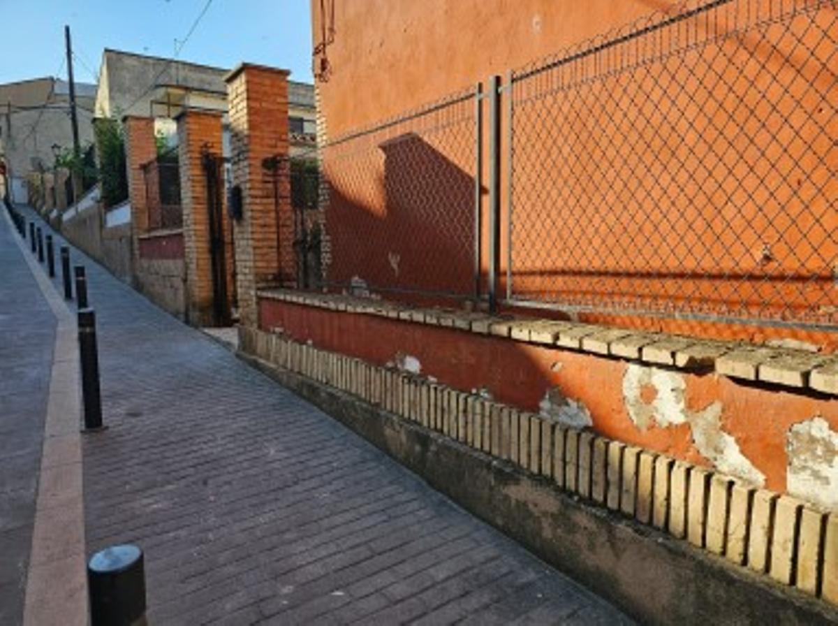 Entrada al bloque de viviendas de maestros en Enguera.