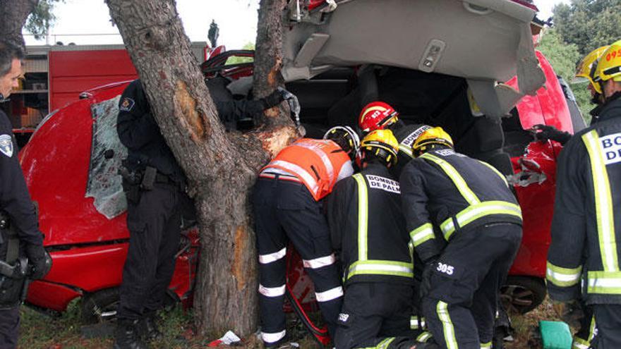 Herida al volcar su coche en la autovía del aeropuerto