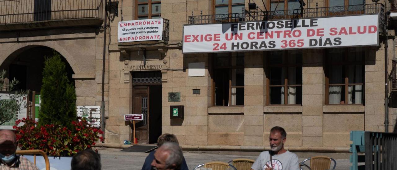 Pancarta en el Ayuntamiento de Fermoselle reivindicando un Centrro de Salud con guardia permanente. | J. L. F.