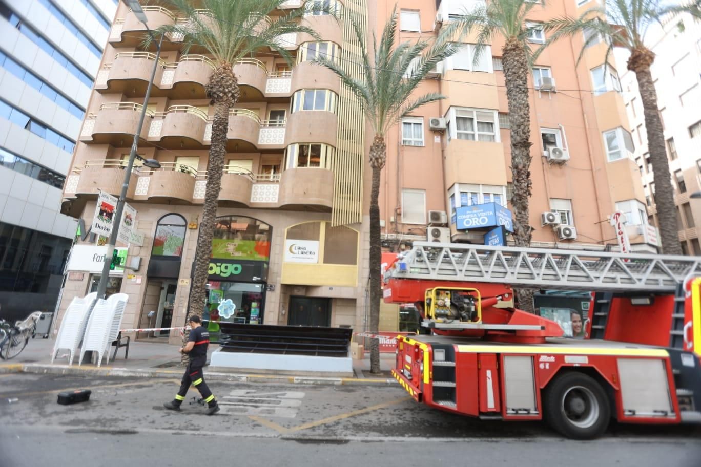 Susto en Alicante al desprenderse una cornisa en Alfonso El Sabio