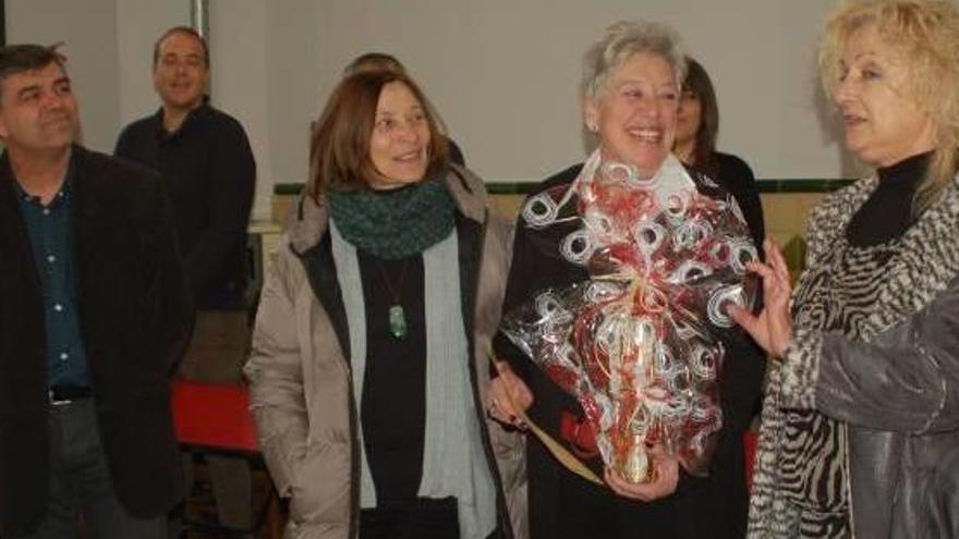 Núria Alàs rep el premi Santa Bàrbara amb Maria Alba Tort i Maria Dolors Sola, companyes de lluita el 77