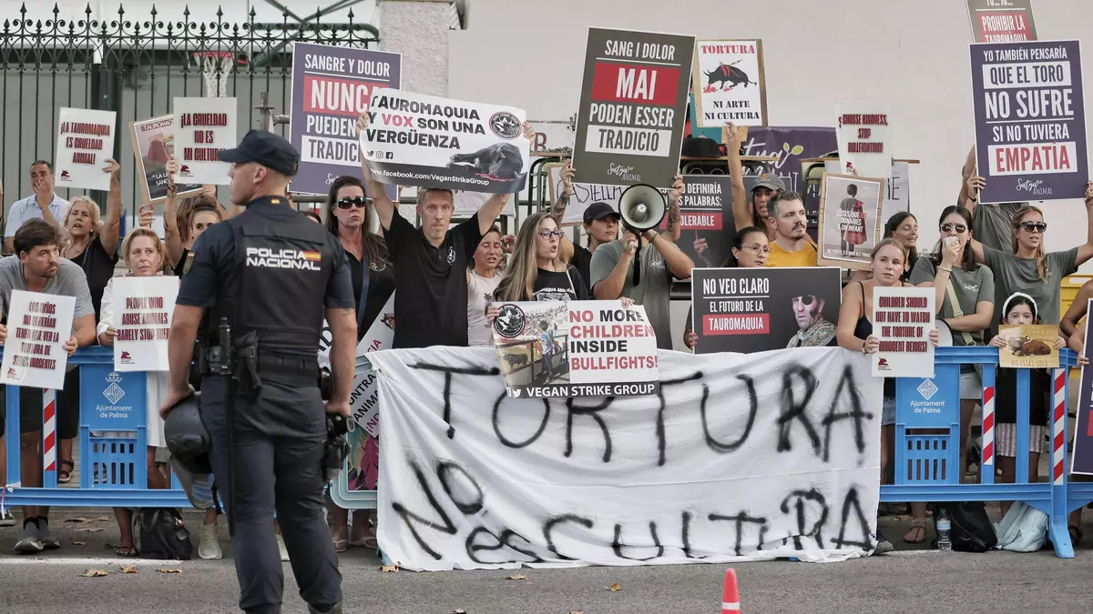 La detenida en la manifestación antitaurina en Palma está acusada de agredir a un agente