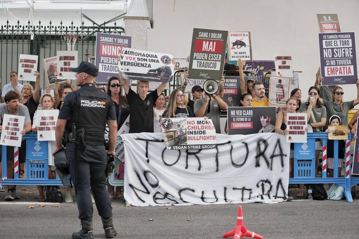 Participantes en la concentración antitaurina frente al Coliseo Balear.