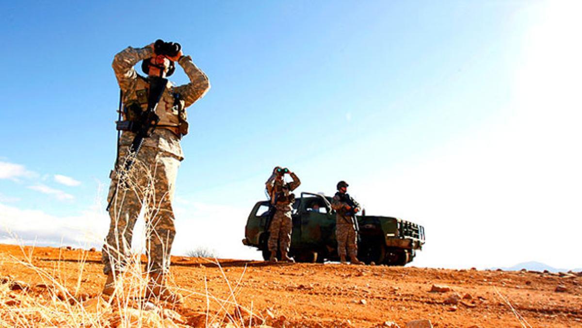 En la frontera amb Mèxic, un grup de policies nord-americans patrulla per evitar ingressos il·legals al seu país.
