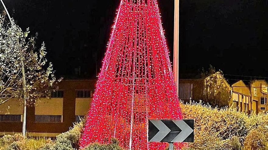 Bufalvent fa lluir un arbre en una rotonda