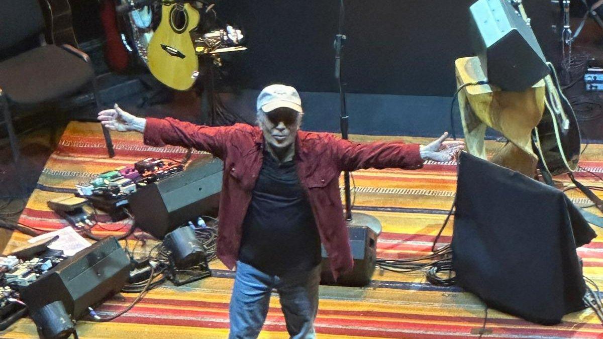Paul Simon saluda al público al finalizar su concierto en el Grand Rex de París, este 4 de mayo.