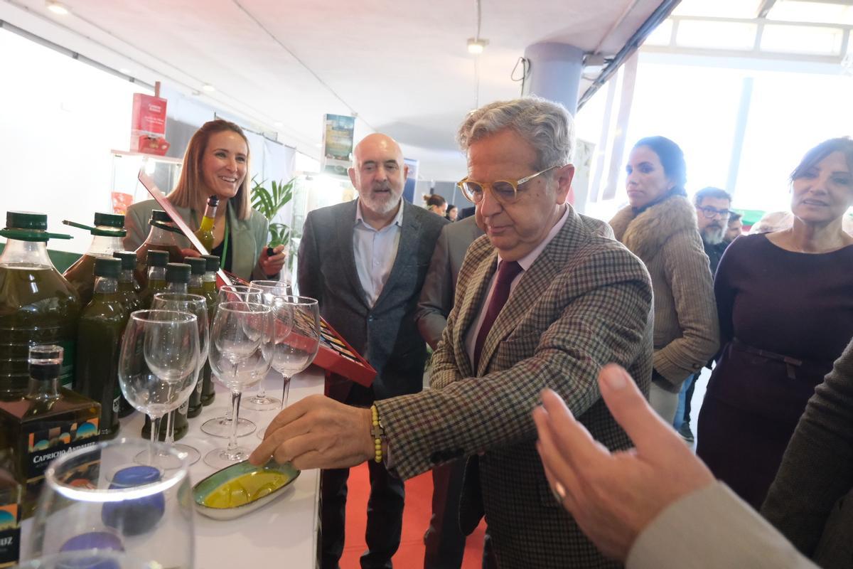 Salvador Fuentes prueba uno de los aceites que se exhiben en el Centro ADIE de Cabra.