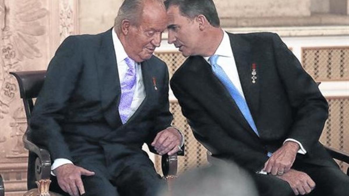 Abdicación.  Juan Carlos y Felipe,el 18 de junio, durante la firmade la abdicación en el Palacio Real.