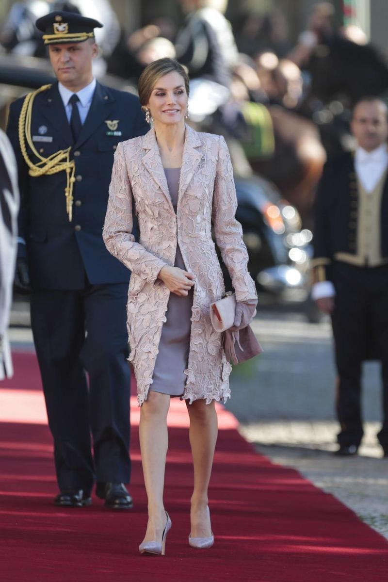 Letizia Ortiz con vestido 3D de Felipe Varela para su viaje a Oporto