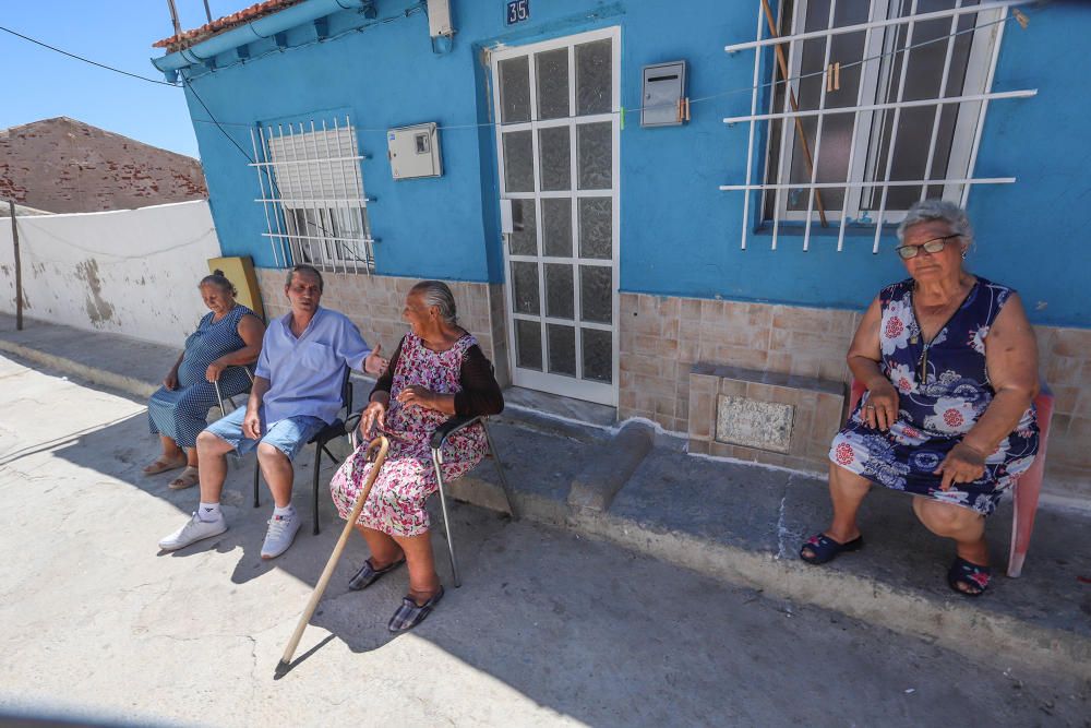 Socavones, grietas... los vecinos de la calle San Bruno de Callosa temen que se venga abajo. El Síndic de Greuges investiga qué van a hacer las administraciones ante la denuncia de treinta familias qu