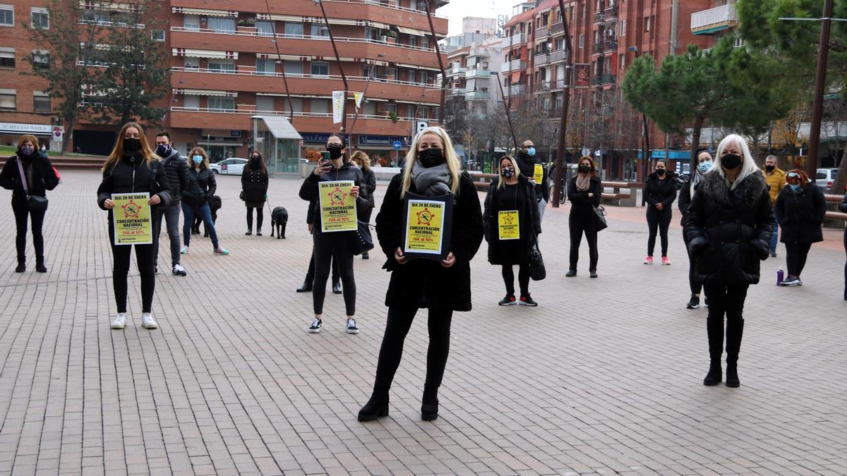 Las peluquerías y centros de estética salen de nuevo a la calle en Gavà para reclamar un IVA reducido del 10%