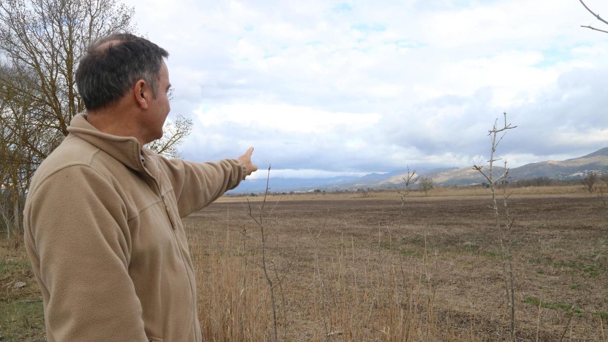 El director dels aiguamolls de l'Empordà, Sergi Romero, mostrant camps secs a la reserva dels Estanys.