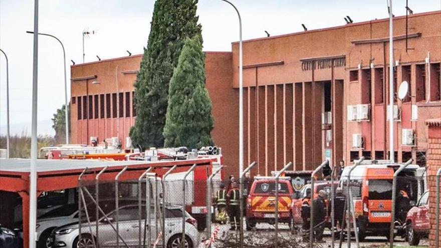 Los bomberos trabajan 16 horas en el incendio del archivo de la cárcel