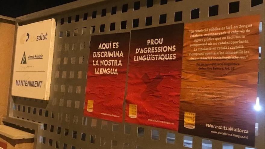 Carteles en uno de los centros de salud.