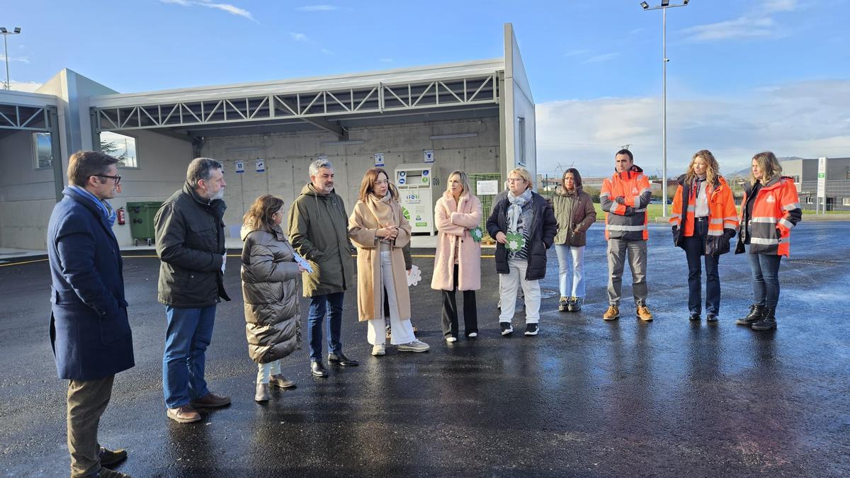 Responsables municipales y autonómicos, ayer, en el punto limpio de Noreña.