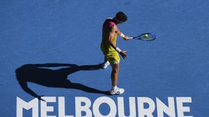 Ben Shelton of the U.S. plays a backhand to Lorenzo Sonego of Italy during their quarterfinal match at the Australian Open tennis championship in Melbourne, Australia, Wednesday, Jan. 22, 2025. (AP Photo/Vincent Thian) Associated Press/LaPresse. EDITORIAL USE ONLY/ONLY ITALY AND SPAIN