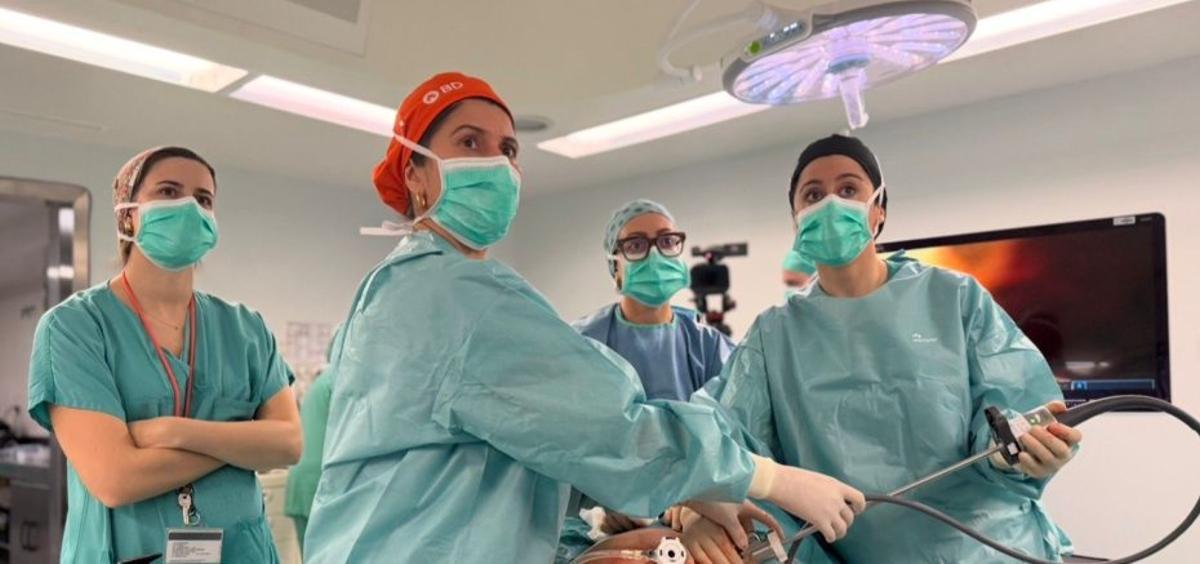 Residentes y una tutora de urología, en quirófano. | SERGAS